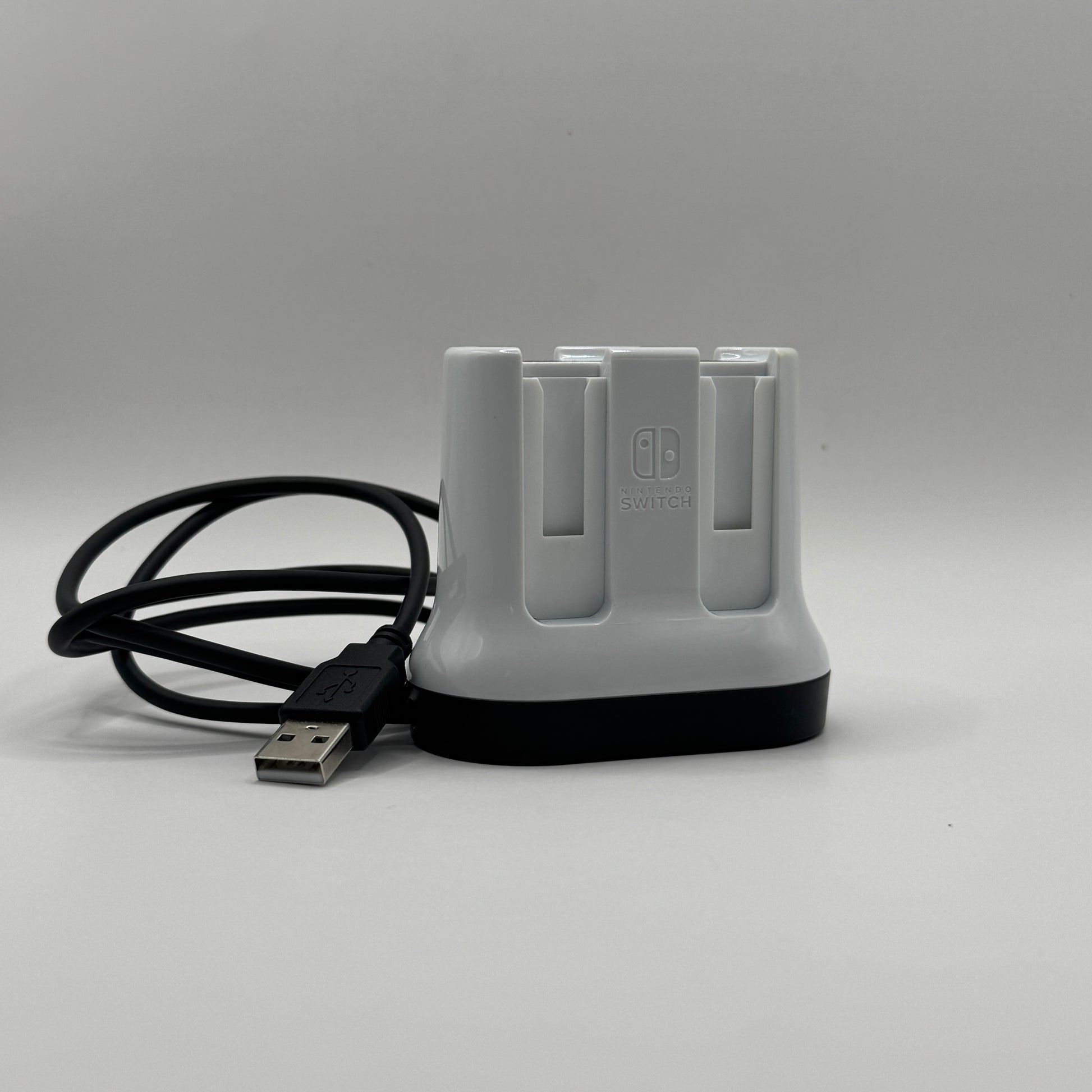 Joy-Con-Ladestation für Nintendo Switch, ermöglicht gleichzeitiges Aufladen von zwei Joy-Con-Controllern im Stand.