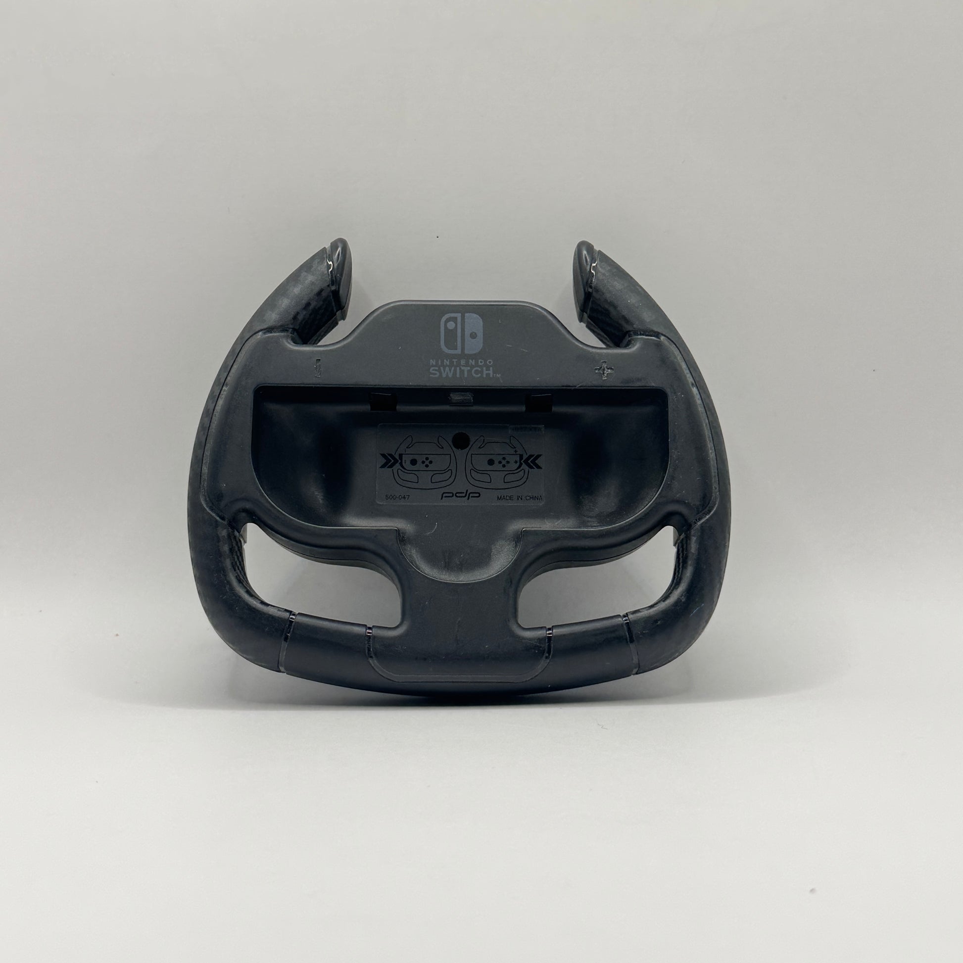 Drittanbieter-Lenkrad für Nintendo Switch Joy-Con-Controller, zur Verwendung bei Rennspielen für realistischeres Fahrgefühl.