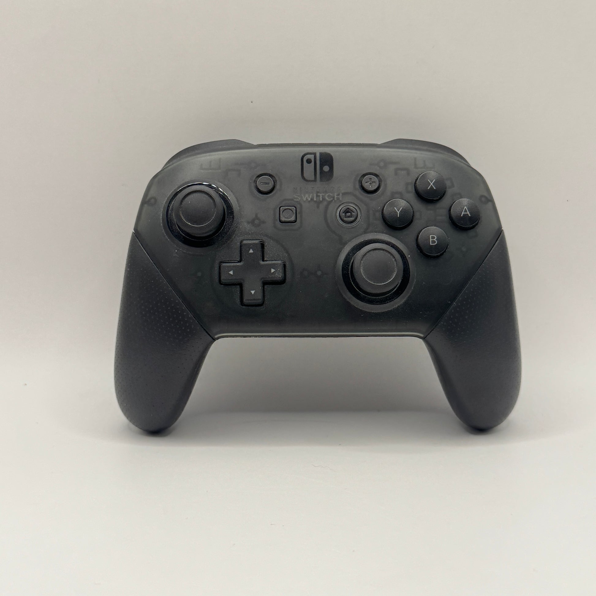 Nintendo Switch Pro Controller in Schwarz, ohne Originalverpackung.