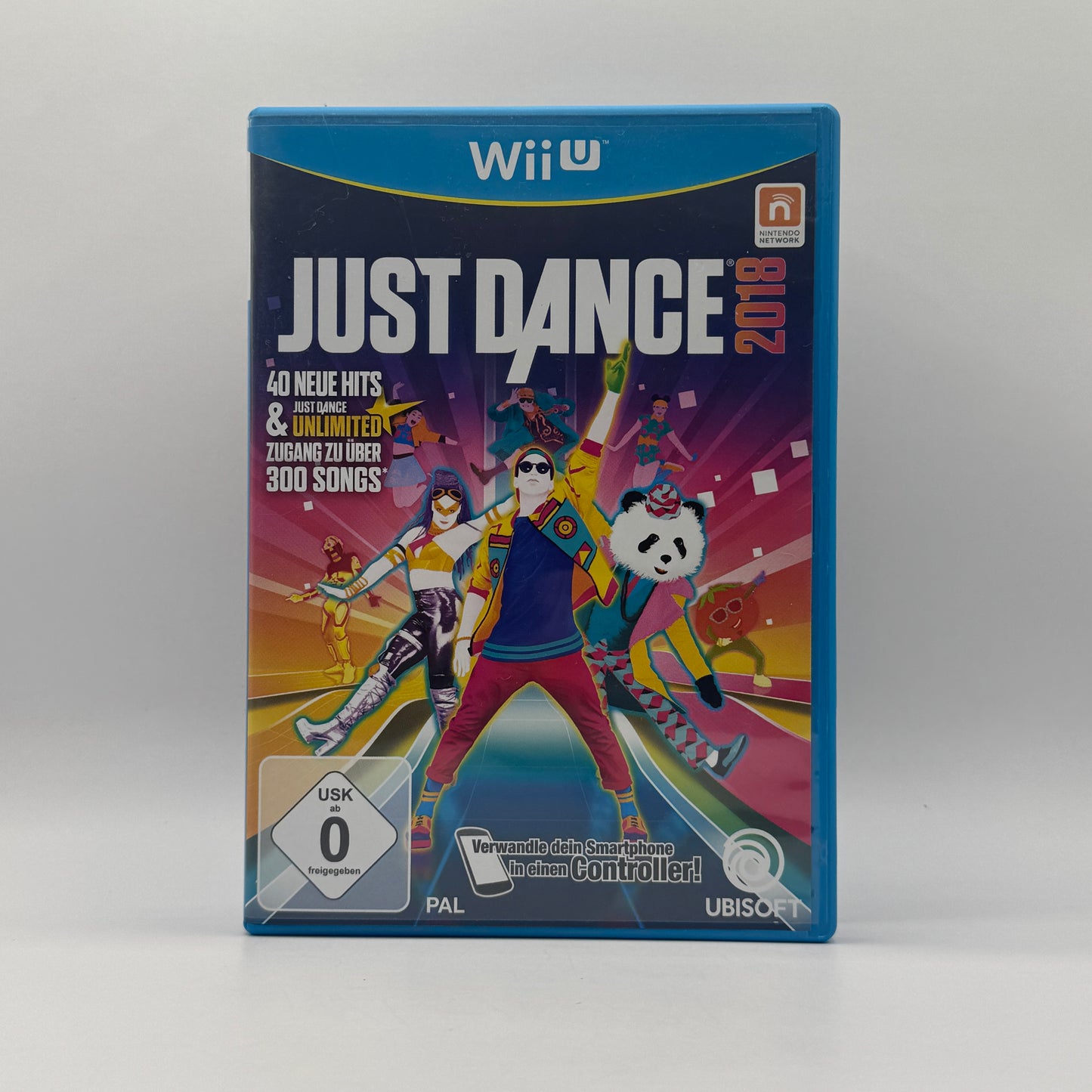 Verpackung des Wii U-Spiels Just Dance 2018, ein Tanz- und Musikspiel, in dem Spieler Choreografien zu aktuellen Hits nachtanzen und Punkte sammeln.