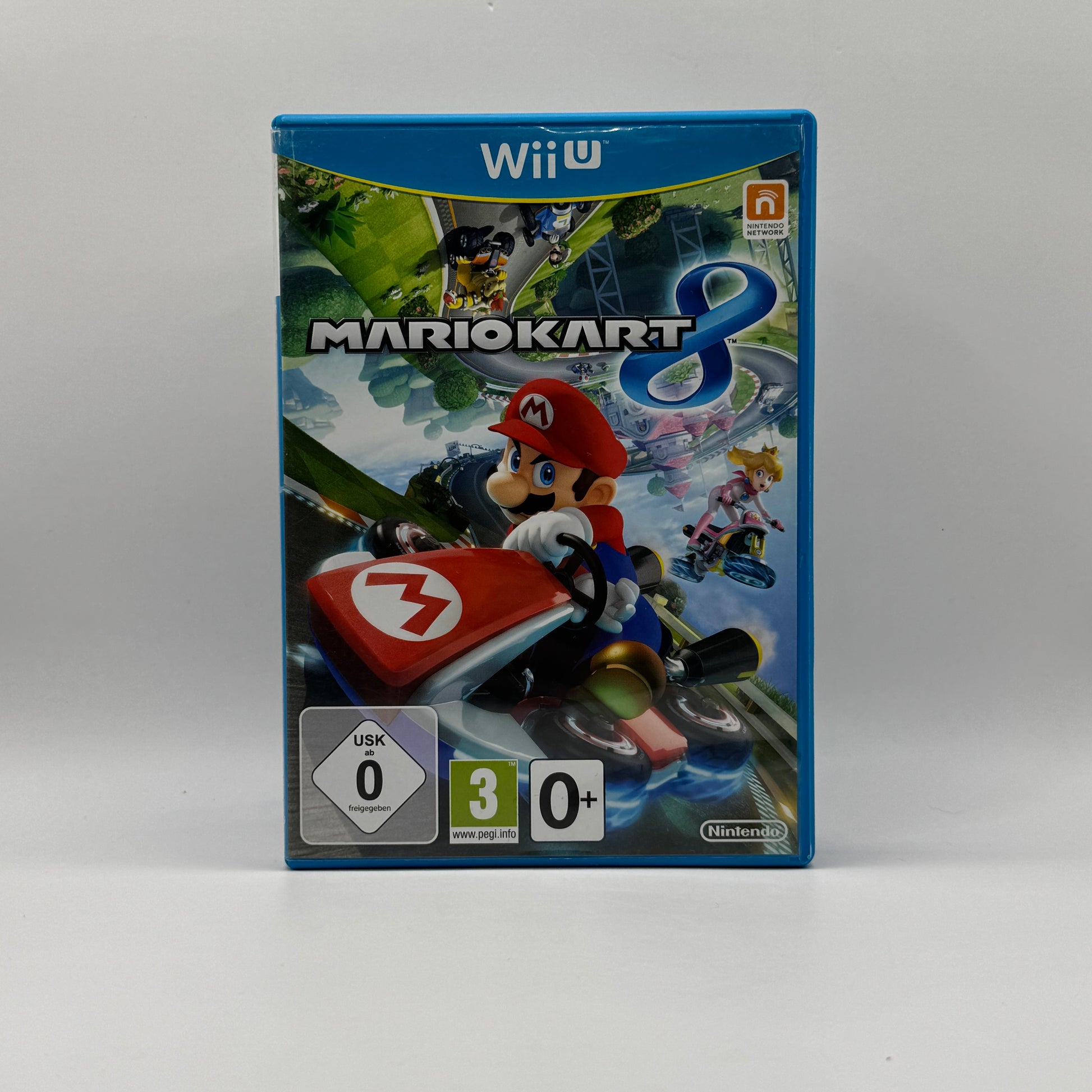 Verpackung des Wii U-Spiels Mario Kart 8, ein Kart-Rennspiel mit Nintendo-Charakteren, in dem Spieler auf abwechslungsreichen Strecken gegeneinander antreten und Items strategisch einsetzen.