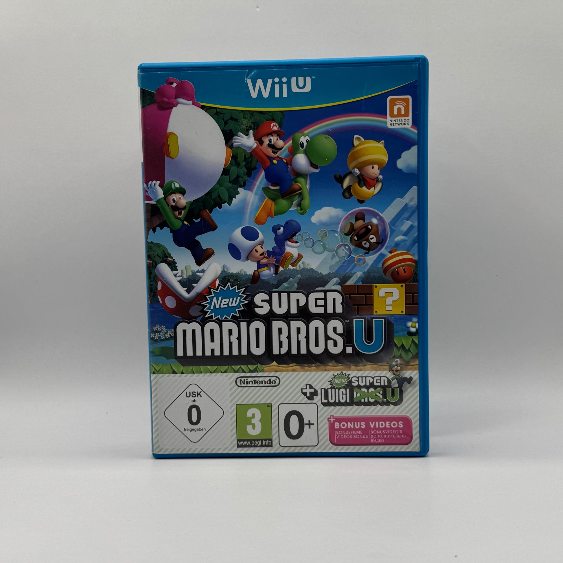 Verpackung des Wii U-Spiels New Super Mario Bros. U + New Super Luigi U, ein 2D-Jump’n’Run-Doppelpack, in dem Spieler Mario, Luigi und Freunde steuern, Levels erkunden und Power-Ups nutzen, allein oder im Mehrspielermodus.