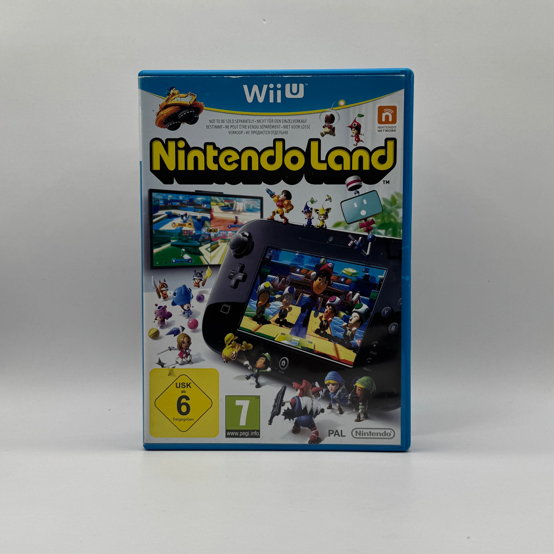 Verpackung des Wii U-Spiels Nintendo Land, eine Sammlung von Minispielen mit Nintendo-Charakteren, spielbar allein oder im Mehrspielermodus.