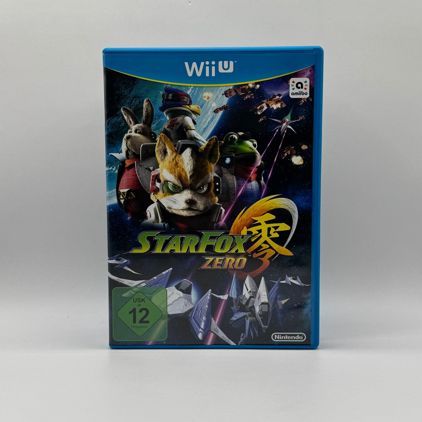 Verpackung des Wii U-Spiels Star Fox Zero, ein 3D-Raumkampfspiel, in dem Spieler Fox McCloud steuern, Raumschiffe fliegen und Missionen gegen feindliche Truppen absolvieren.