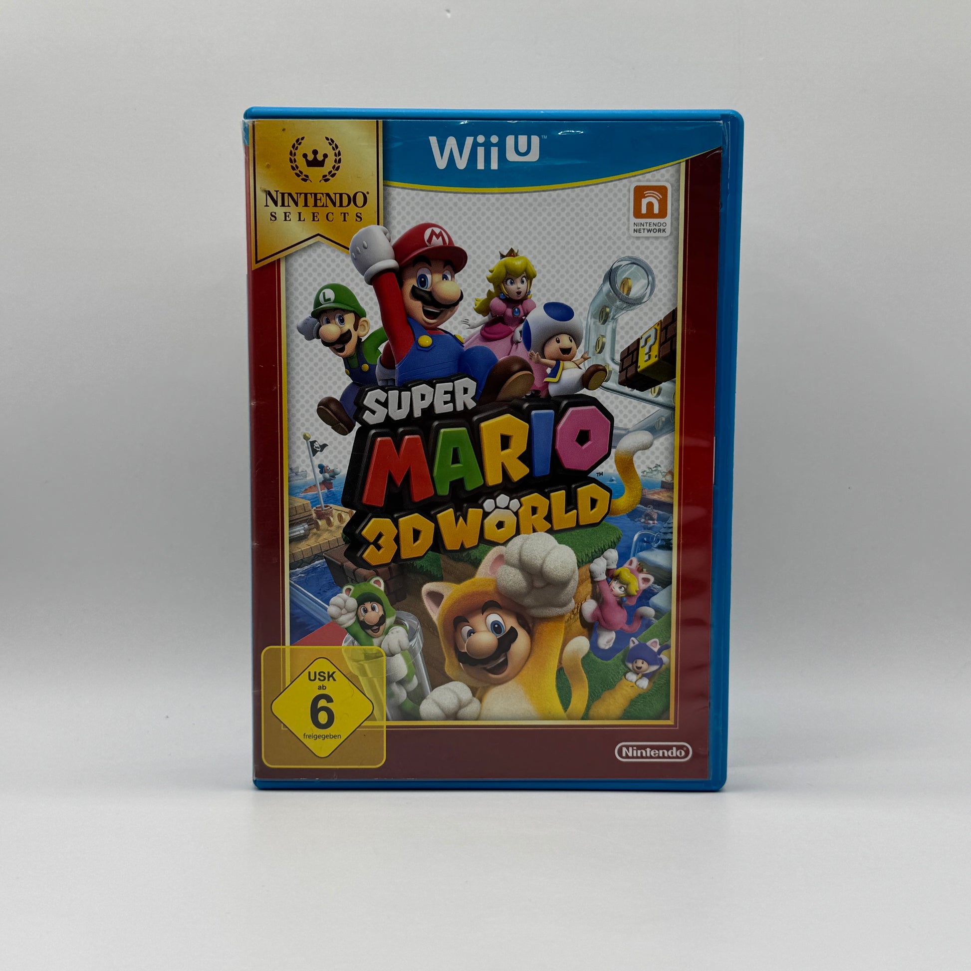 Verpackung des Wii U-Spiels Super Mario 3D World, ein 3D-Jump’n’Run, in dem Spieler Mario, Luigi, Peach oder Toad steuern, Levels erkunden und Power-Ups nutzen, allein oder im Mehrspielermodus.