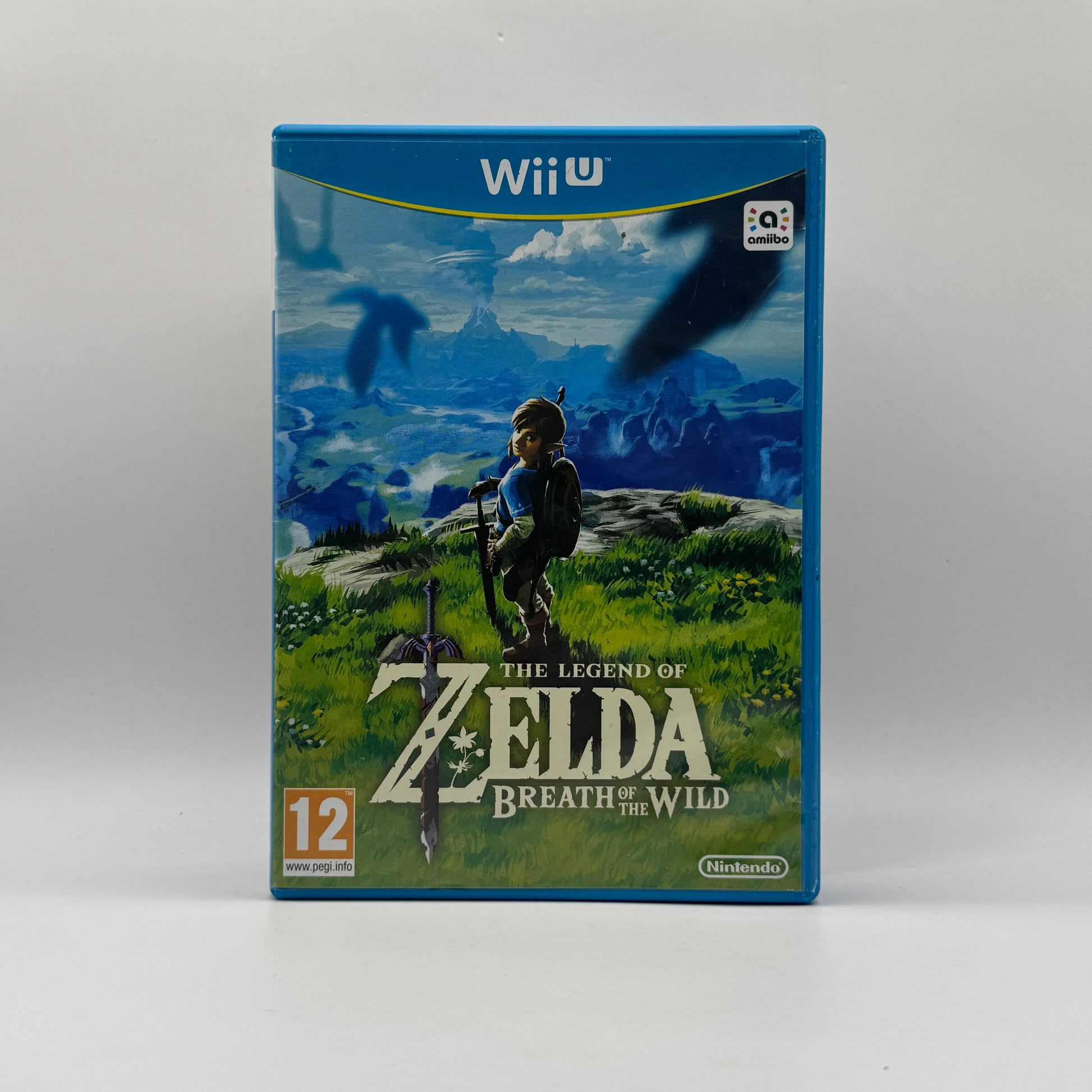 Verpackung des Wii U-Spiels The Legend of Zelda: Breath of the Wild, ein Open-World-Action-Adventure, in dem Spieler als Link die Welt von Hyrule erkunden, Rätsel lösen, Kämpfe bestreiten und Quests abschließen.