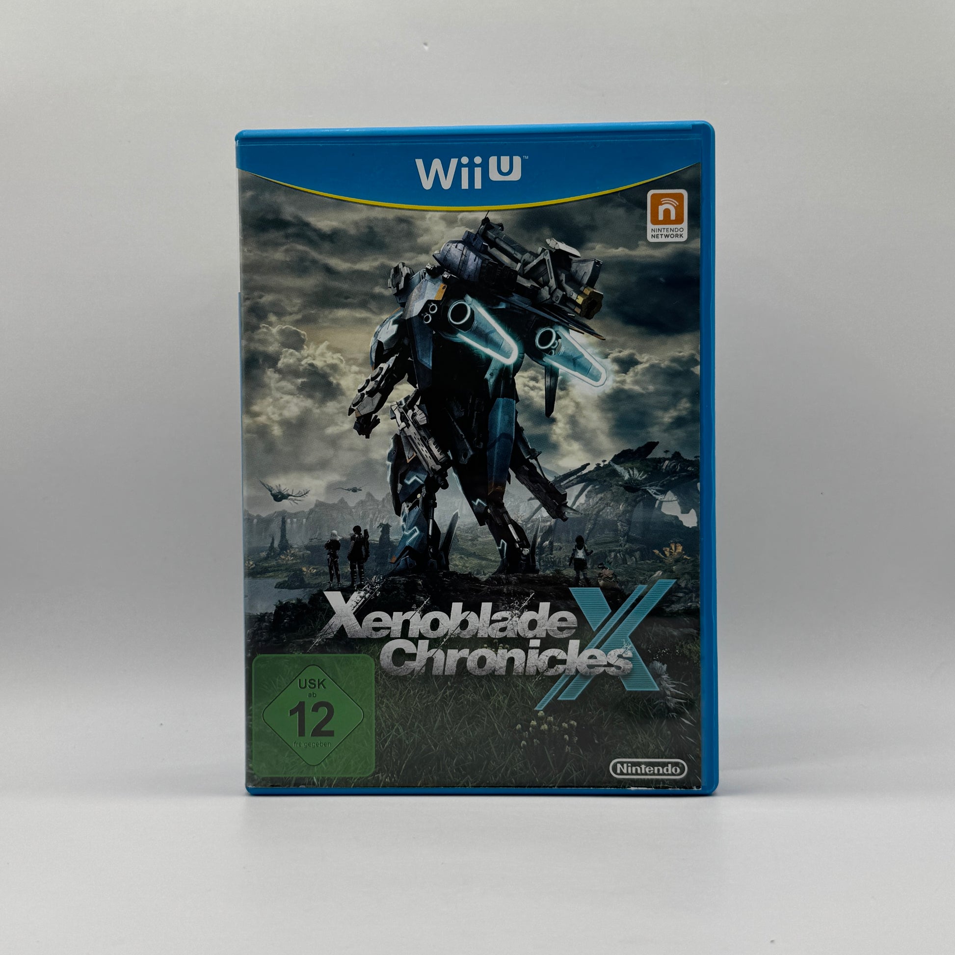 Verpackung des Wii U-Spiels Xenoblade Chronicles X, ein Open-World-Rollenspiel, in dem Spieler eine futuristische Welt erkunden, Mechs steuern und eine epische Geschichte erleben.