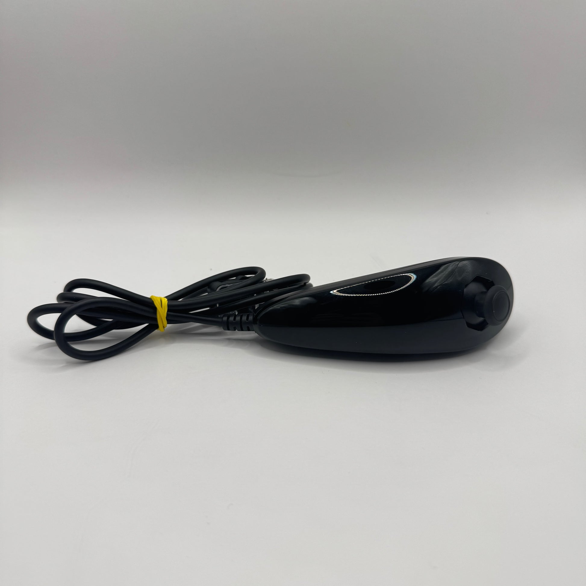 Schwarzer Nintendo Wii U Nunchuk-Controller mit Analogstick und Z- sowie C-Taste.