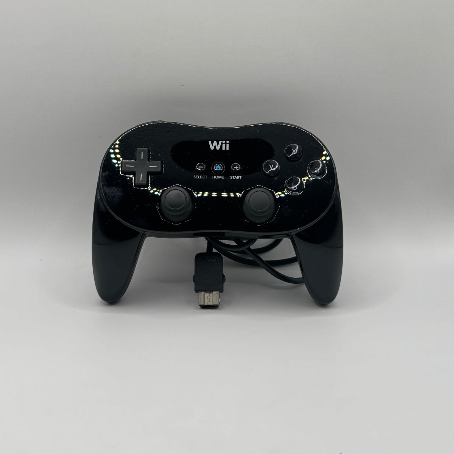 Nintendo Wii Pro-Controller in Schwarz, ergonomischer Controller für komfortables Spielen bei Wii-Spielen.