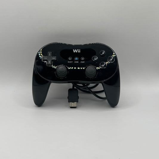 Nintendo Wii Pro-Controller in Schwarz, ergonomischer Controller für komfortables Spielen bei Wii-Spielen.