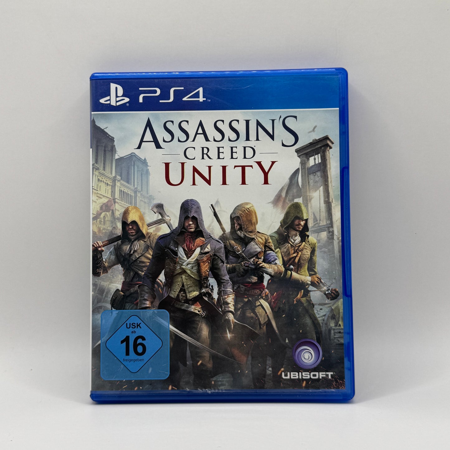 Verpackung des PS4-Spiels Assassin’s Creed Unity, ein Action-Adventure, in dem Spieler als Arno Dorian das revolutionäre Paris erkunden, Missionen erfüllen und gegen Gegner kämpfen.