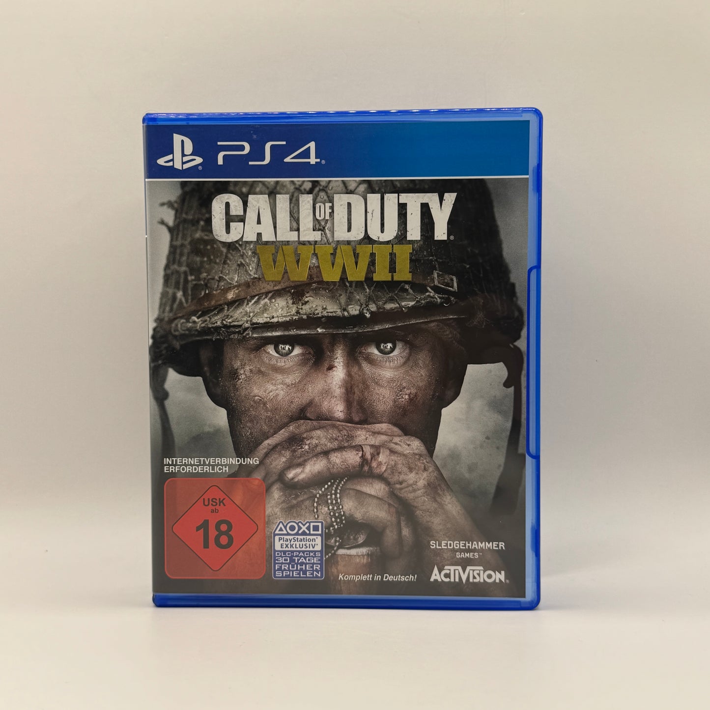 Verpackung des PS4-Spiels Call of Duty: WWII, ein Ego-Shooter, in dem Spieler historische Schlachten des Zweiten Weltkriegs erleben, Einzelspieler- und Mehrspielermodi absolvieren und taktische Missionen erfüllen.