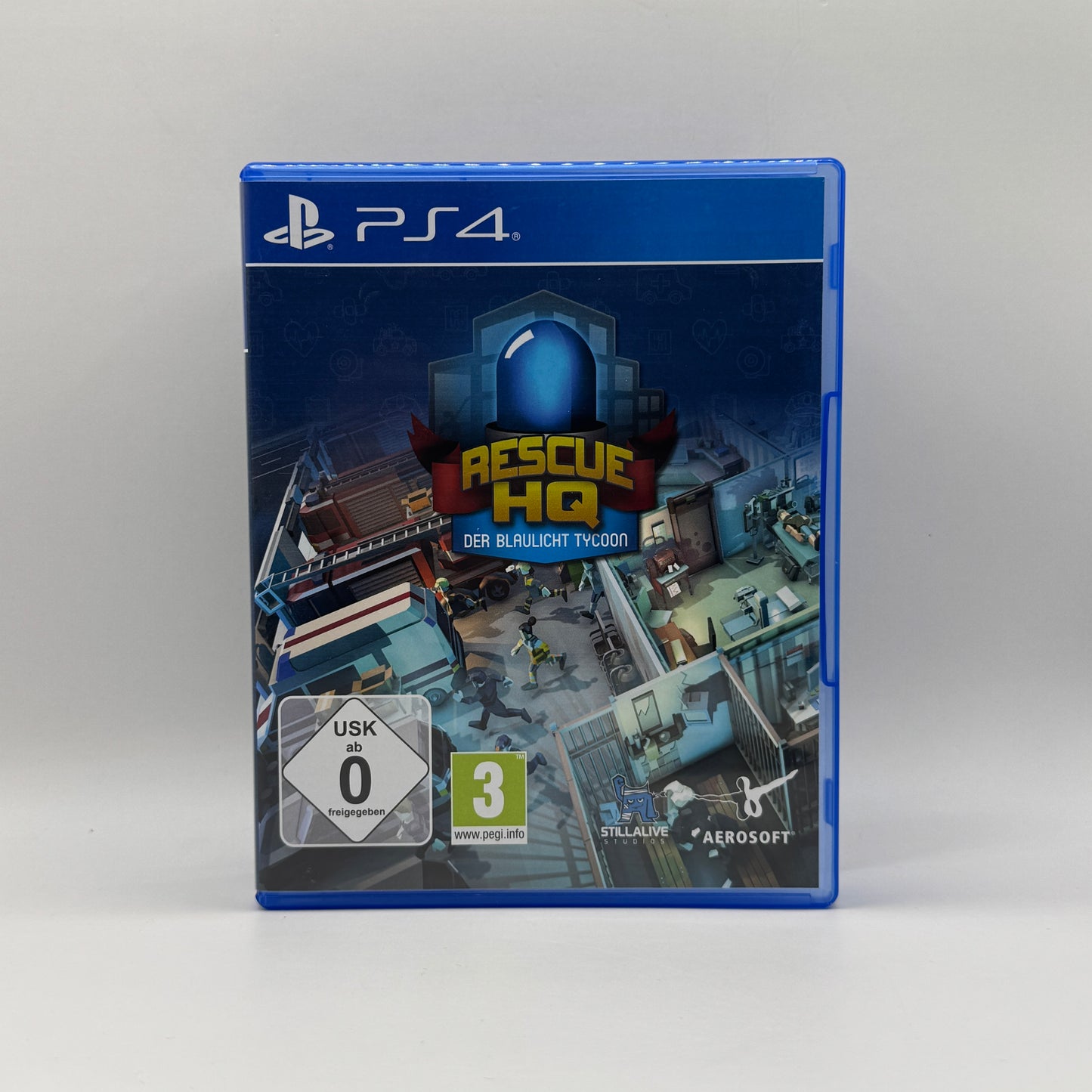 Verpackung des PS4-Spiels Der Blaulicht Tycoon: Rescue HQ, ein Simulationsspiel, in dem Spieler Rettungsdienste leiten, Einsatzkräfte koordinieren und Notfallsituationen effizient bewältigen.