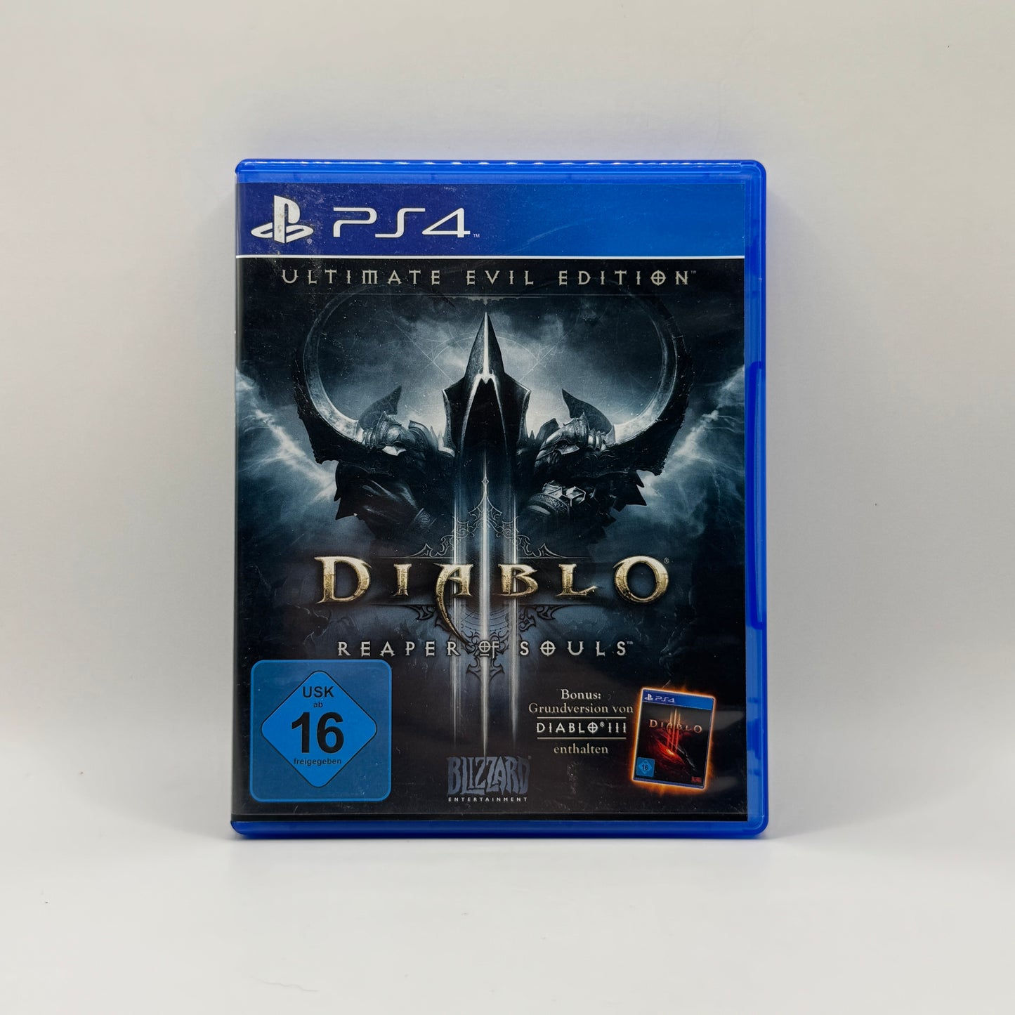 Verpackung des PS4-Spiels Diablo 3: Reaper of Souls [Ultimate Evil Edition], ein Action-Rollenspiel, in dem Spieler Helden steuern, gegen Horden von Monstern kämpfen, Beute sammeln und den finsteren Reaper of Souls besiegen.