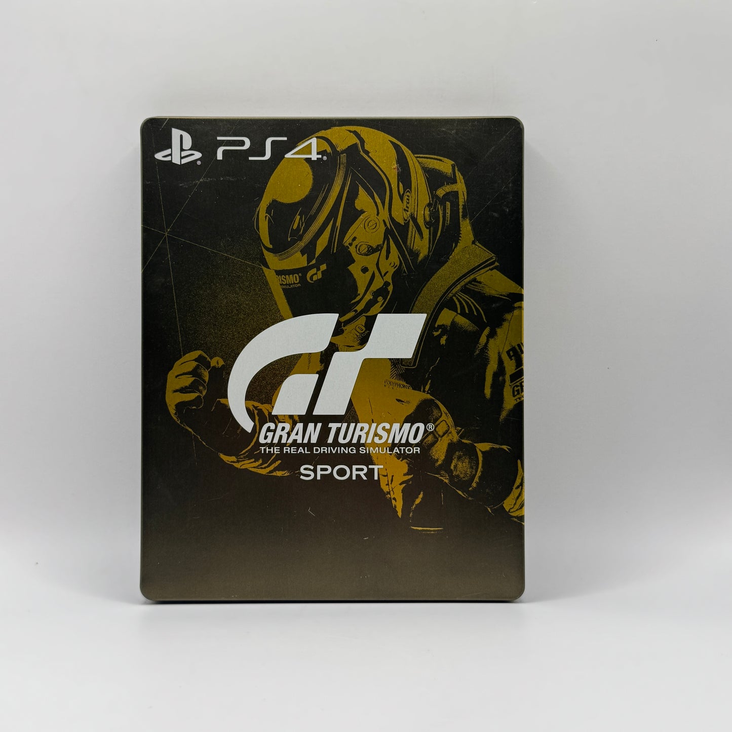Steelbook-Verpackung des PS4-Spiels Gran Turismo Sport, ein Rennspiel, in dem Spieler realistische Fahrzeuge steuern, an Rennen teilnehmen und ihre Fahrkünste auf verschiedenen Strecken testen.