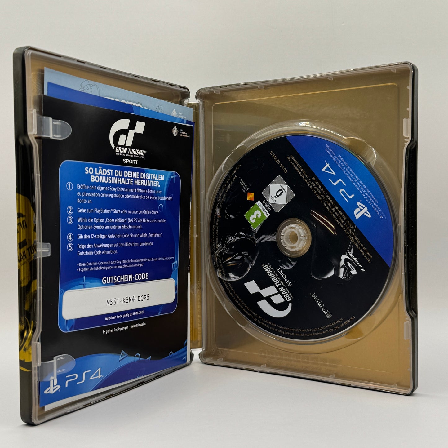 Steelbook-Verpackung des PS4-Spiels Gran Turismo Sport, ein Rennspiel, in dem Spieler realistische Fahrzeuge steuern, an Rennen teilnehmen und ihre Fahrkünste auf verschiedenen Strecken testen.