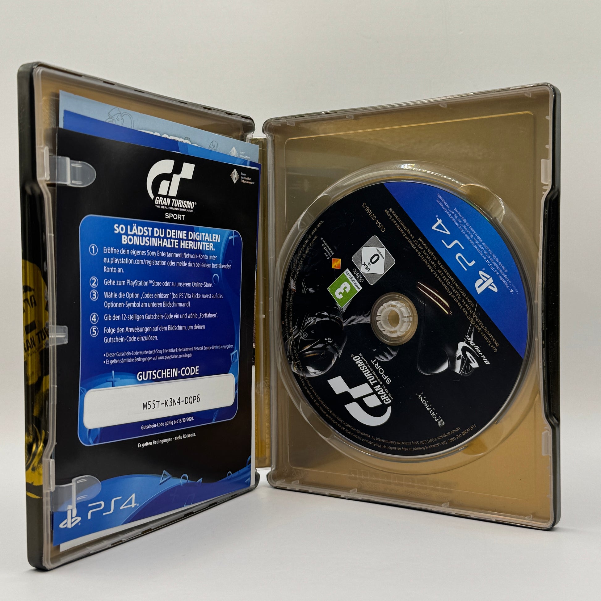 Steelbook-Verpackung des PS4-Spiels Gran Turismo Sport, ein Rennspiel, in dem Spieler realistische Fahrzeuge steuern, an Rennen teilnehmen und ihre Fahrkünste auf verschiedenen Strecken testen.