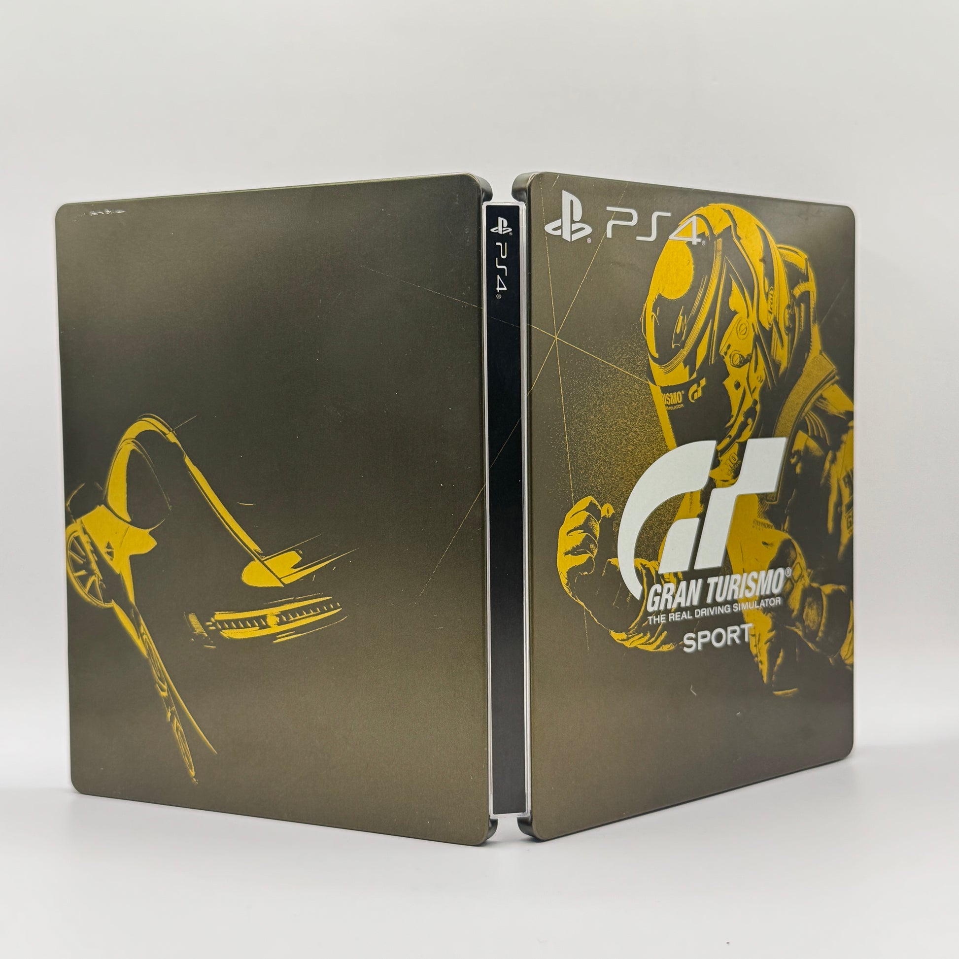 Steelbook-Verpackung des PS4-Spiels Gran Turismo Sport, ein Rennspiel, in dem Spieler realistische Fahrzeuge steuern, an Rennen teilnehmen und ihre Fahrkünste auf verschiedenen Strecken testen.