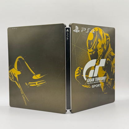 Steelbook-Verpackung des PS4-Spiels Gran Turismo Sport, ein Rennspiel, in dem Spieler realistische Fahrzeuge steuern, an Rennen teilnehmen und ihre Fahrkünste auf verschiedenen Strecken testen.