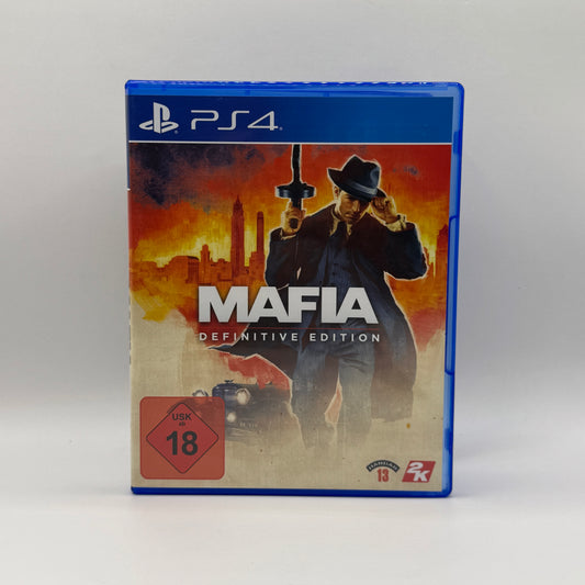 Verpackung des PS4-Spiels Mafia: Definitive Edition, ein Action-Adventure, in dem Spieler als Tommy Angelo in den 1930er-Jahren die Unterwelt von Lost Heaven erleben, Missionen erfüllen und kriminelle Aktivitäten ausführen.