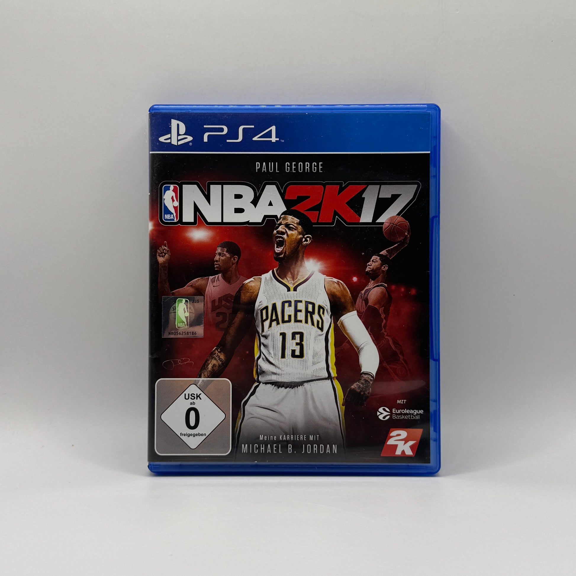 Verpackung des PS4-Spiels NBA 2K17, ein Basketball-Simulationsspiel, in dem Spieler NBA-Teams steuern, Matches spielen und Spielerkarrieren managen können.