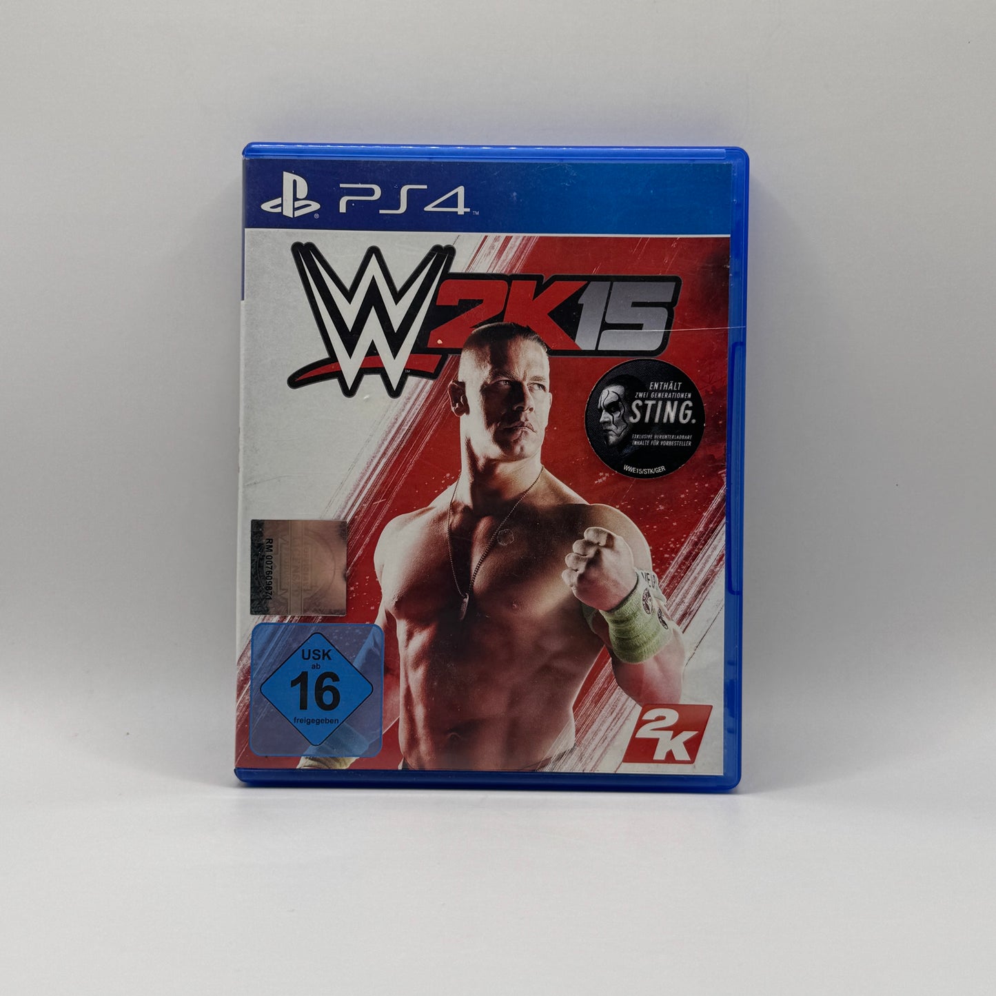 Verpackung des PS4-Spiels WWE 2K15, ein Wrestling-Spiel, in dem Spieler WWE-Superstars steuern, Matches austragen und verschiedene Spielmodi erleben.