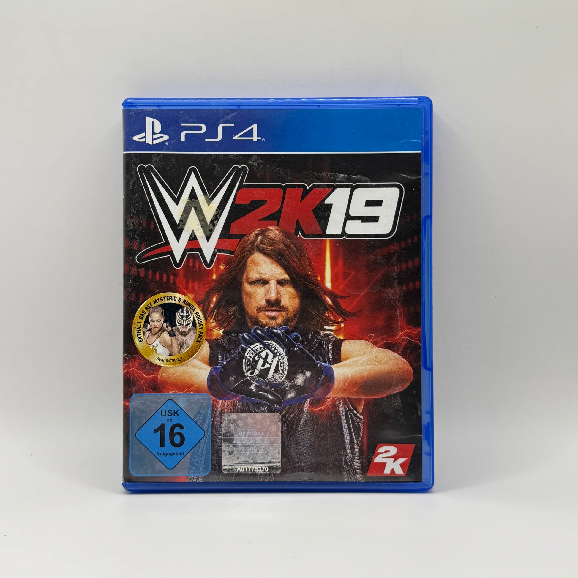 Verpackung des PS4-Spiels WWE 2K19, ein Wrestling-Spiel, in dem Spieler WWE-Superstars steuern, Matches austragen und verschiedene Spielmodi erleben.