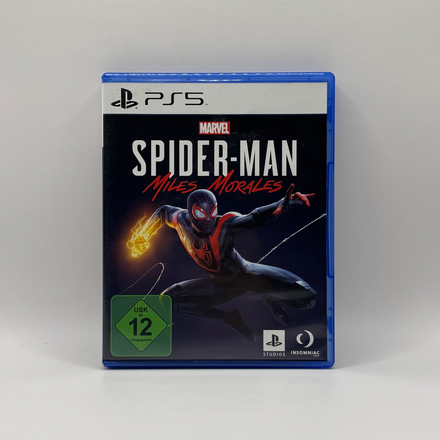 Verpackung des PS5-Spiels Spider-Man: Miles Morales, ein Action-Adventure, in dem Spieler als Miles Morales durch New York City schwingen, Missionen erfüllen und gegen Superschurken kämpfen.
