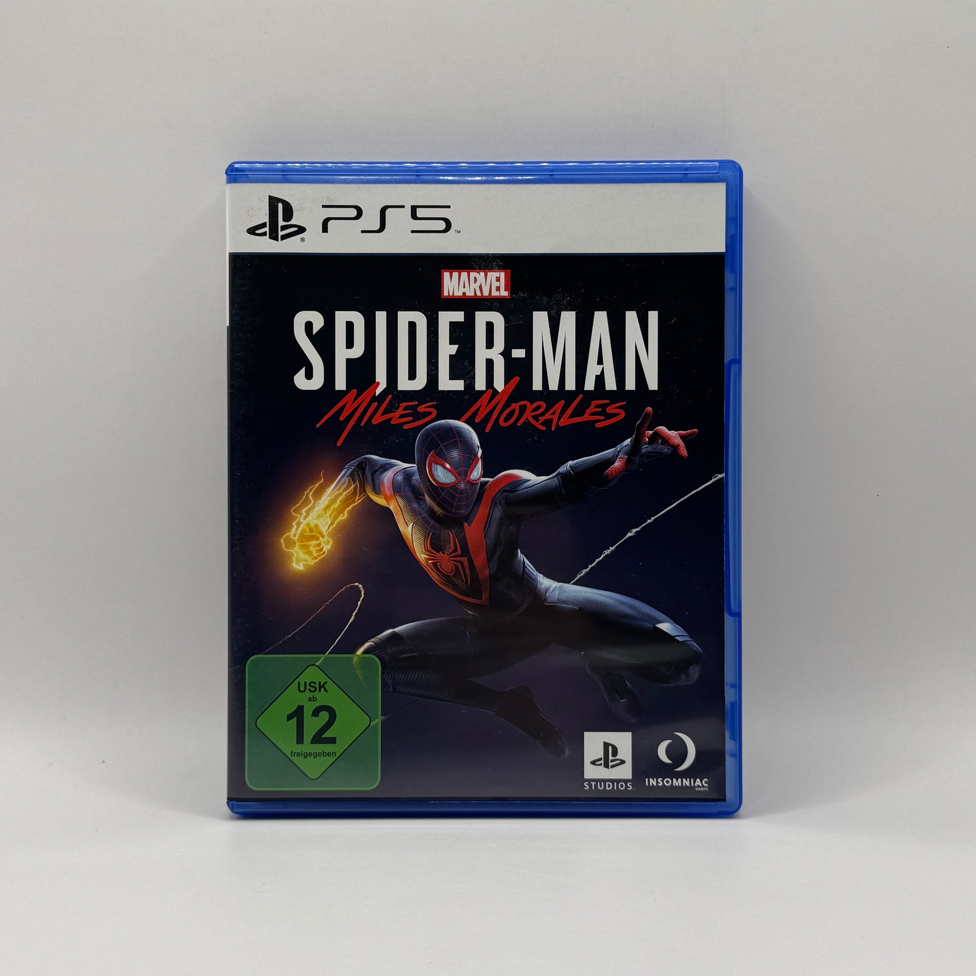 Verpackung des PS5-Spiels Spider-Man: Miles Morales, ein Action-Adventure, in dem Spieler als Miles Morales durch New York City schwingen, Missionen erfüllen und gegen Superschurken kämpfen.