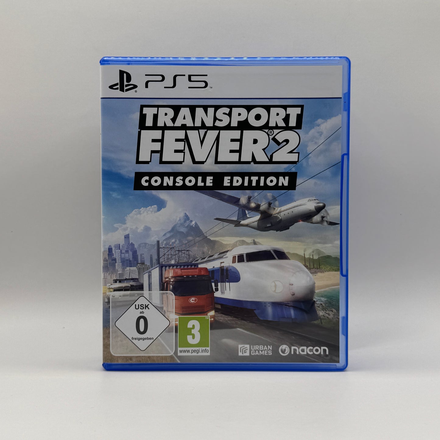 Verpackung des PS5-Spiels Transport Fever 2: Console Edition, ein Simulationsspiel, in dem Spieler Transportnetzwerke mit Zügen, Bussen, Schiffen und Flugzeugen aufbauen, Logistik optimieren und wirtschaftliche Herausforderungen meistern.