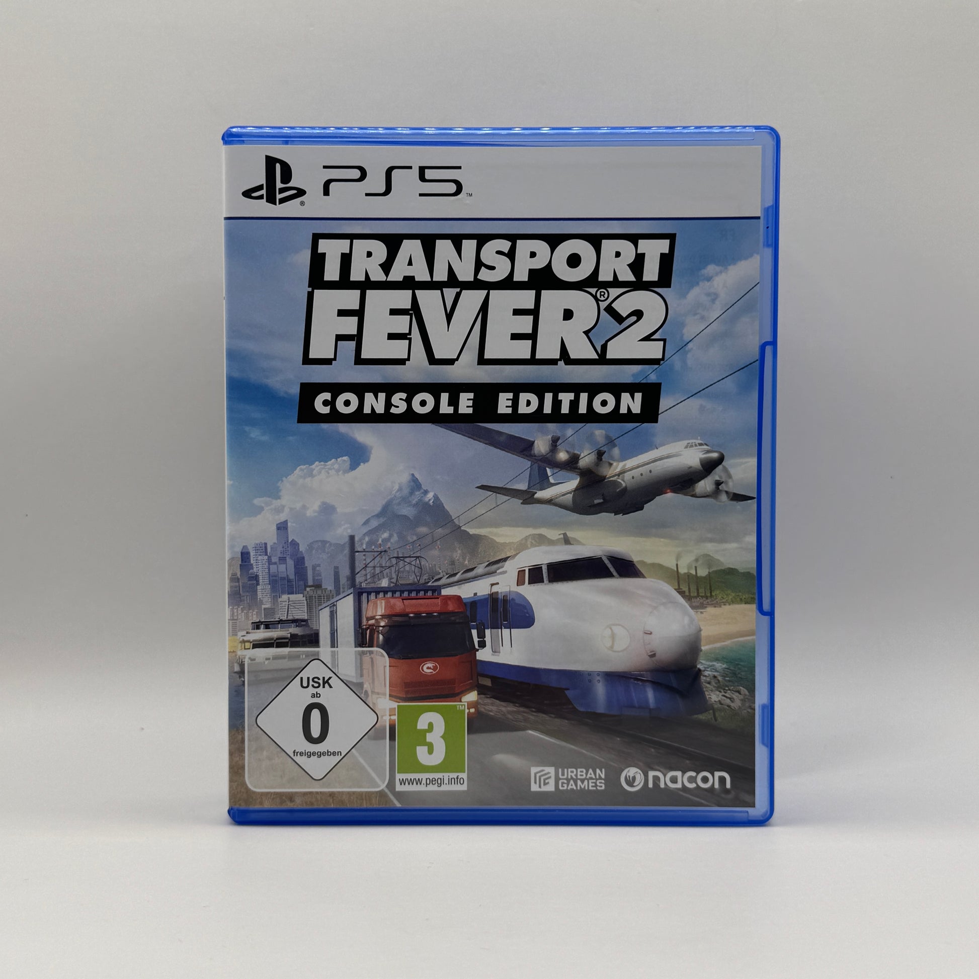 Verpackung des PS5-Spiels Transport Fever 2: Console Edition, ein Simulationsspiel, in dem Spieler Transportnetzwerke mit Zügen, Bussen, Schiffen und Flugzeugen aufbauen, Logistik optimieren und wirtschaftliche Herausforderungen meistern.