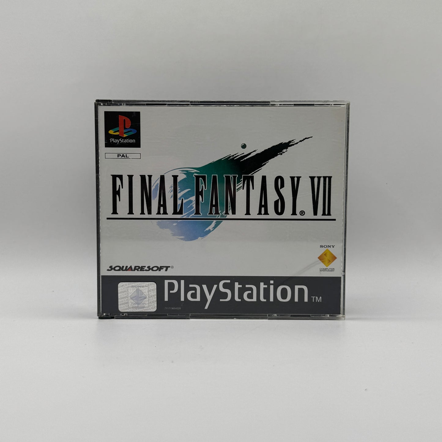 Verpackung des PS1-Spiels Final Fantasy VII, ein japanisches Rollenspiel mit rundenbasierten Kämpfen und der epischen Geschichte um Cloud Strife und den Konzern Shinra.