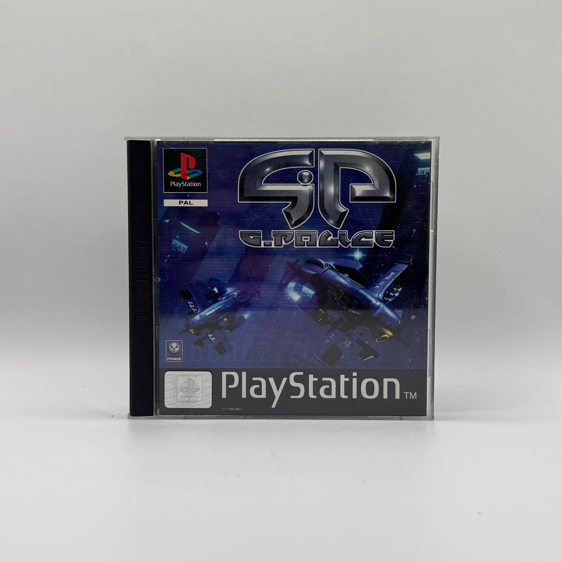 Verpackung des PS1-Spiels G-Police, ein futuristisches Action- und Flugspiel, in dem Spieler Polizeieinsätze mit bewaffneten Fluggeräten in einer dystopischen Stadt absolvieren.