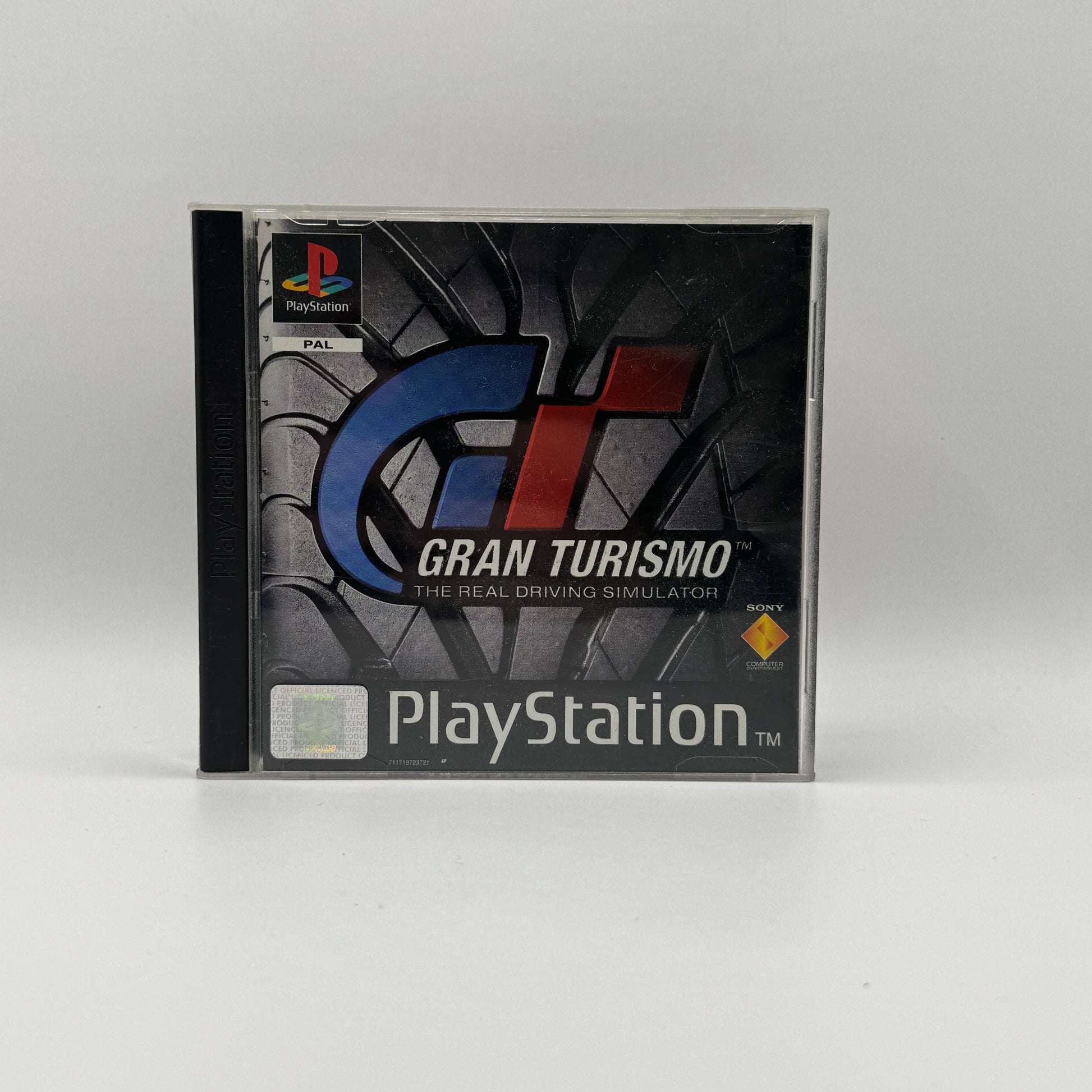Verpackung des PS1-Spiels Gran Turismo, ein realistisches Rennspiel mit lizenzierten Fahrzeugen, umfangreichem Karrieremodus und verschiedenen Rennstrecken.