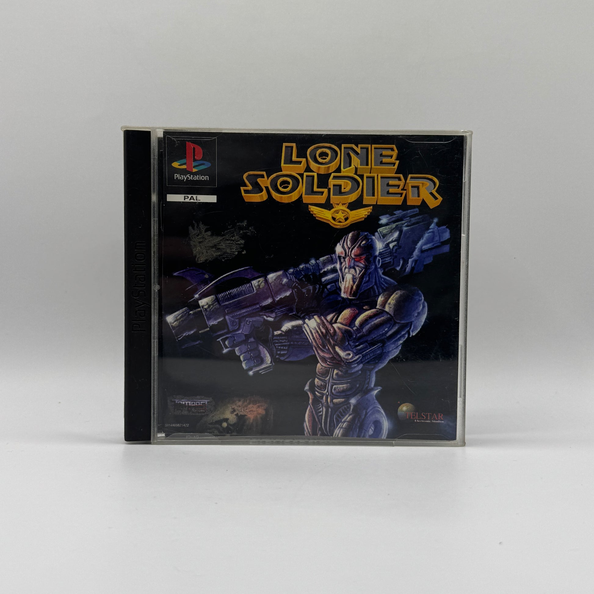 Verpackung des PS1-Spiels Lone Soldier, ein Actionspiel, in dem Spieler einen Soldaten durch feindliche Umgebungen steuern und Missionen gegen Gegner absolvieren.