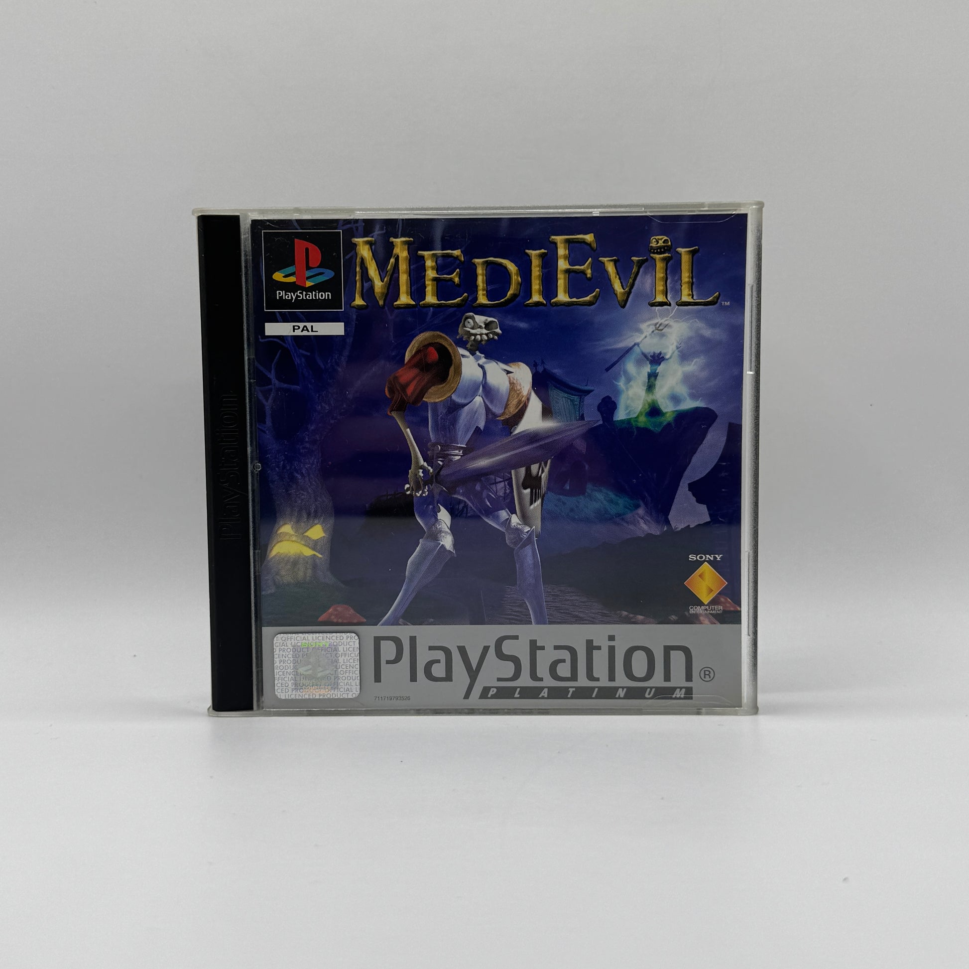 Verpackung des PS1-Spiels MediEvil, ein Action-Adventure, in dem Spieler den untoten Ritter Sir Daniel Fortesque durch eine düstere Fantasy-Welt steuern, Gegner bekämpfen und Rätsel lösen.