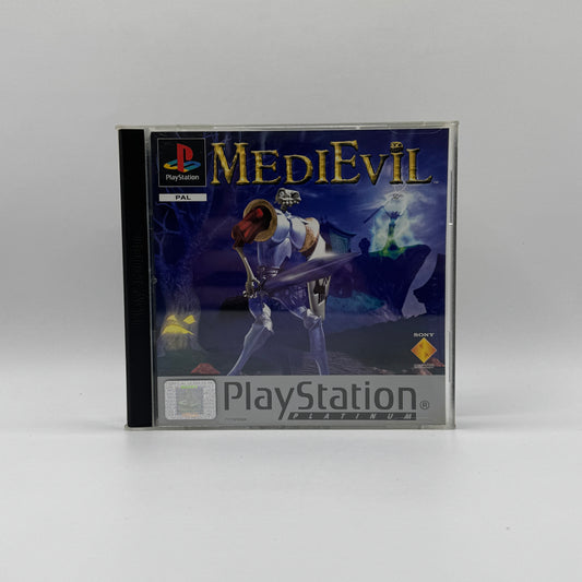 Verpackung des PS1-Spiels MediEvil, ein Action-Adventure, in dem Spieler den untoten Ritter Sir Daniel Fortesque durch eine düstere Fantasy-Welt steuern, Gegner bekämpfen und Rätsel lösen.