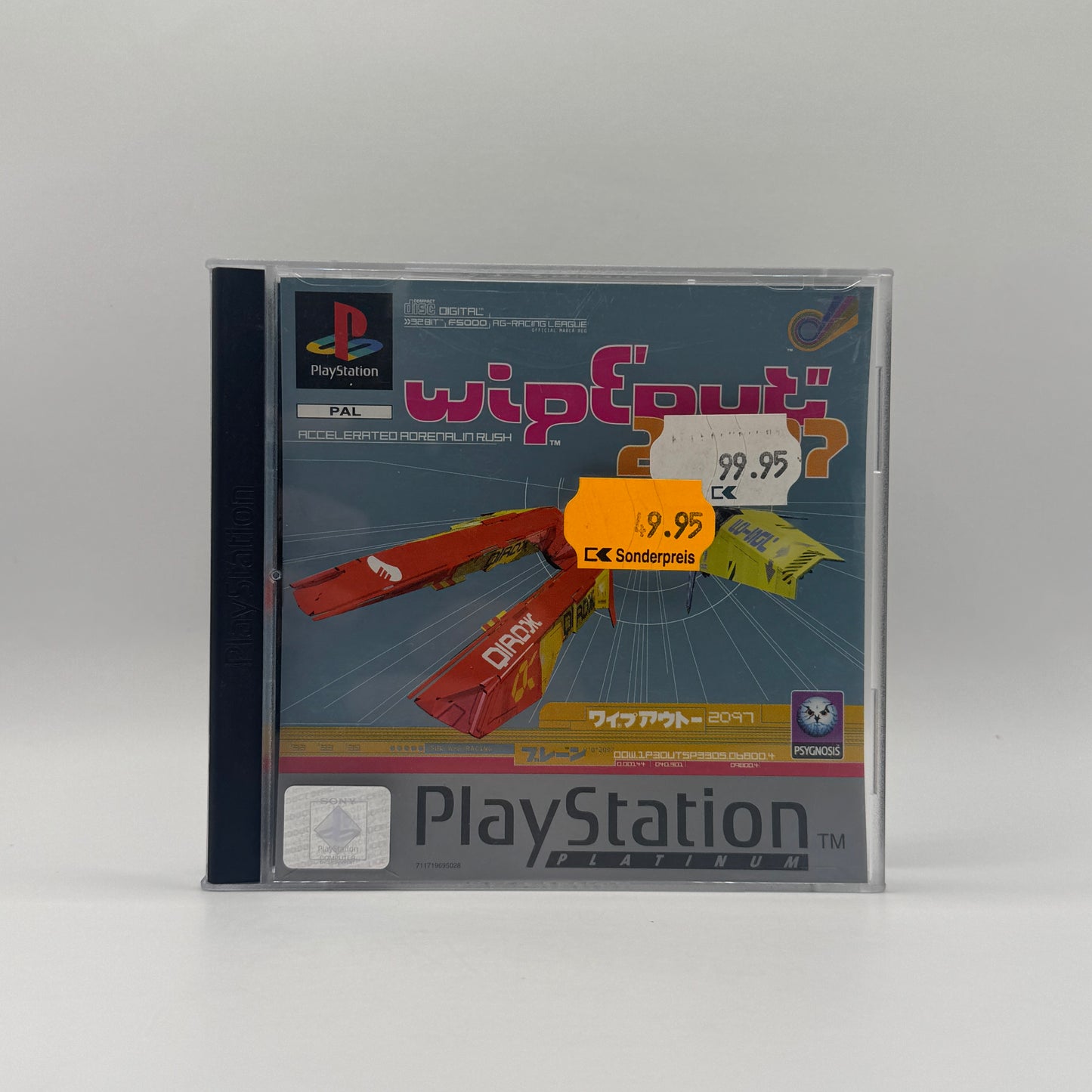 Verpackung des PS1-Spiels Wipeout 2097, ein futuristisches Anti-Gravitations-Rennspiel mit schnellen Gleitern, elektronischem Soundtrack und herausfordernden Strecken.