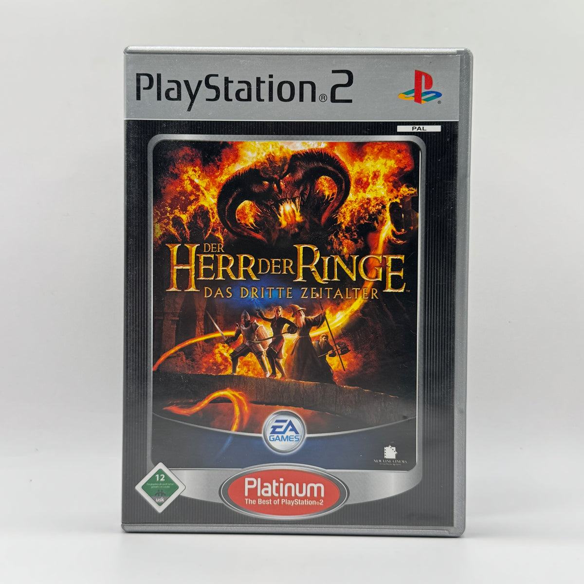 Verpackung des PS2-Spiels Der Herr der Ringe: Das dritte Zeitalter, ein Rollenspiel, in dem Spieler mit einer Heldengruppe durch Mittelerde reisen, rundenbasierte Kämpfe bestreiten und bekannte Schauplätze der Filmtrilogie erleben.