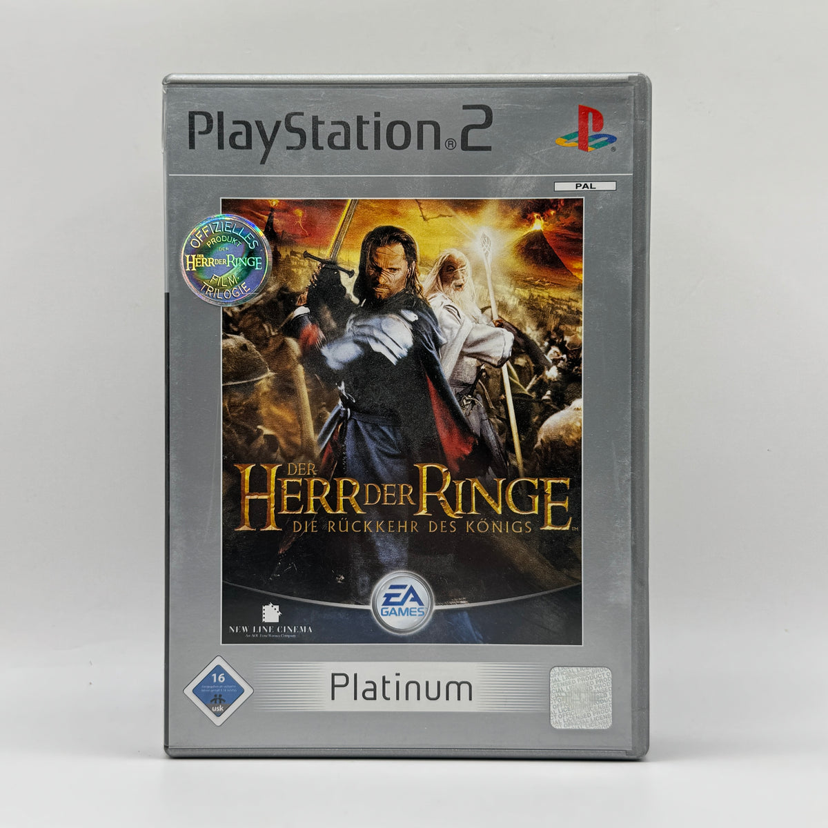 Verpackung des PS2-Spiels Der Herr der Ringe: Die Rückkehr des Königs, ein Actionspiel, in dem Spieler mit bekannten Charakteren aus der Filmtrilogie durch Mittelerde kämpfen und zahlreiche Gegner besiegen.