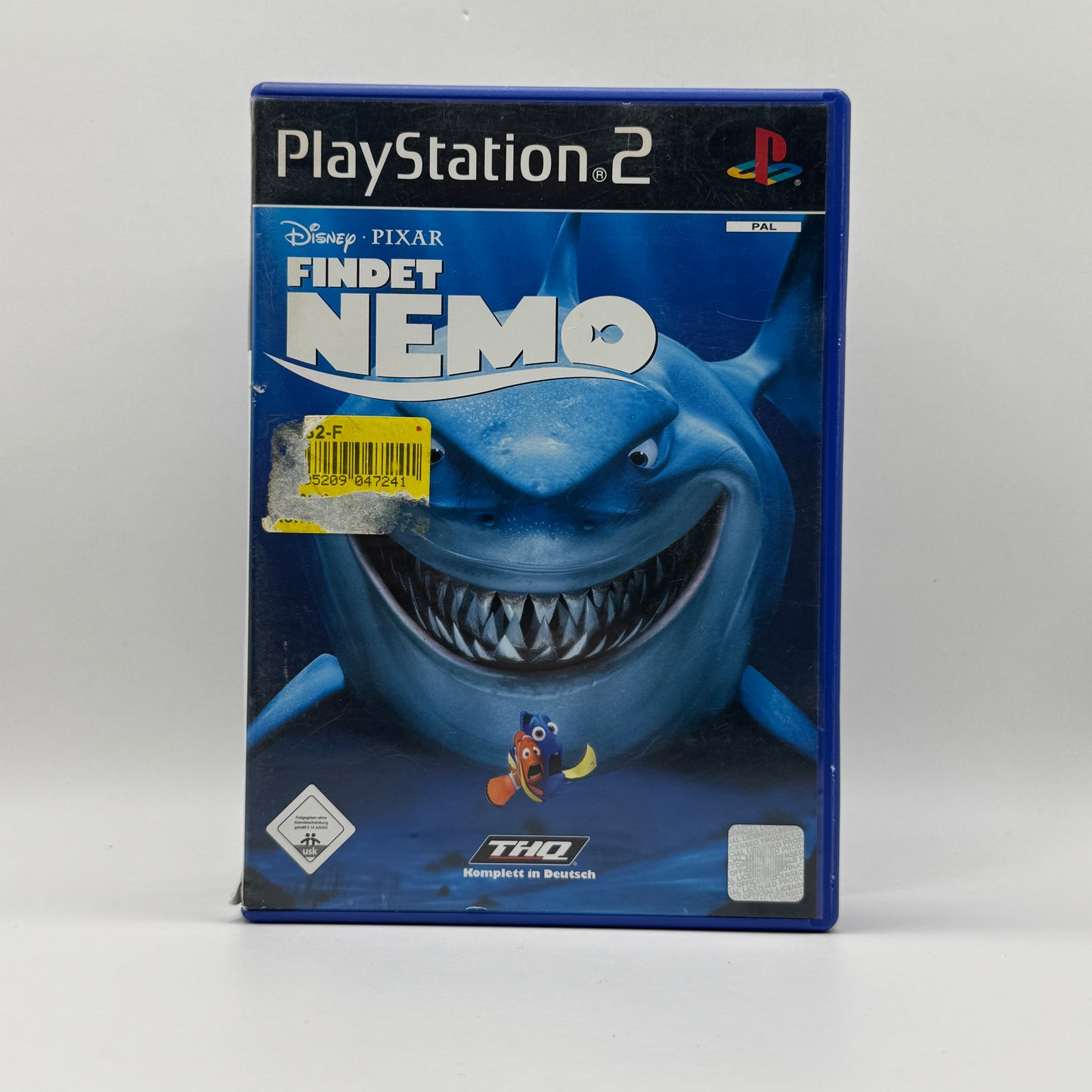 Verpackung des PS2-Spiels Findet Nemo, ein Action- und Abenteuerspiel basierend auf dem gleichnamigen Pixar-Film, in dem Spieler Nemo und Dorie durch Unterwasserwelten steuern und Aufgaben lösen.