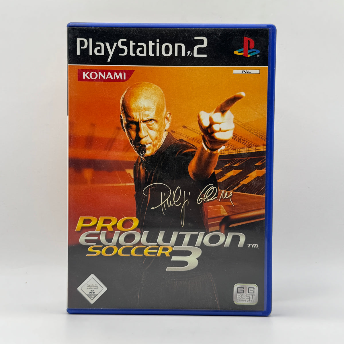 Verpackung des PS2-Spiels Pro Evolution Soccer 3, eine Fußballsimulation, in der Spieler mit verschiedenen Mannschaften realistische Partien, Wettbewerbe und Meisterschaften bestreiten.