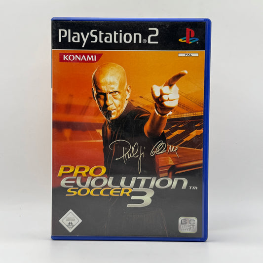 Verpackung des PS2-Spiels Pro Evolution Soccer 3, eine Fußballsimulation, in der Spieler mit verschiedenen Mannschaften realistische Partien, Wettbewerbe und Meisterschaften bestreiten.