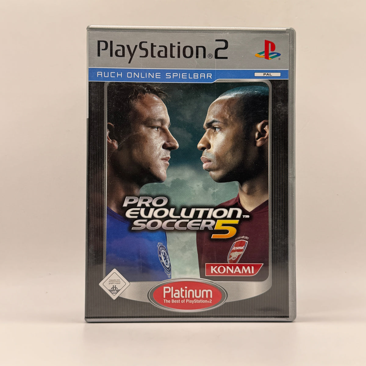 Verpackung des PS2-Spiels Pro Evolution Soccer 5, eine Fußballsimulation, in der Spieler mit verschiedenen Mannschaften realistische Partien, Wettbewerbe und Meisterschaften bestreiten.