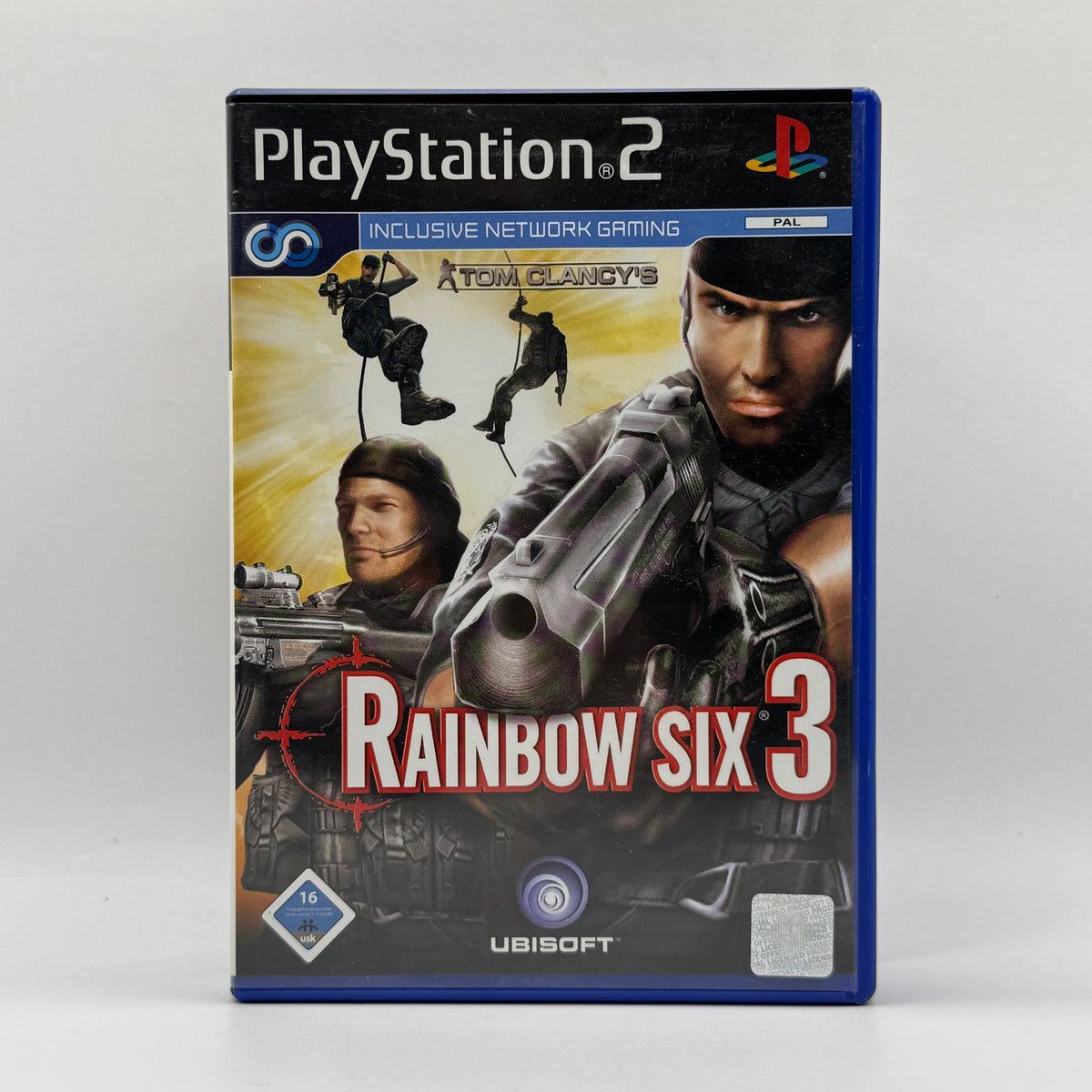 Verpackung des PS2-Spiels Tom Clancy’s Rainbow Six 3, ein taktischer Ego-Shooter, in dem Spieler ein Elite-Team durch gefährliche Einsätze führen und verschiedene Missionen absolvieren.