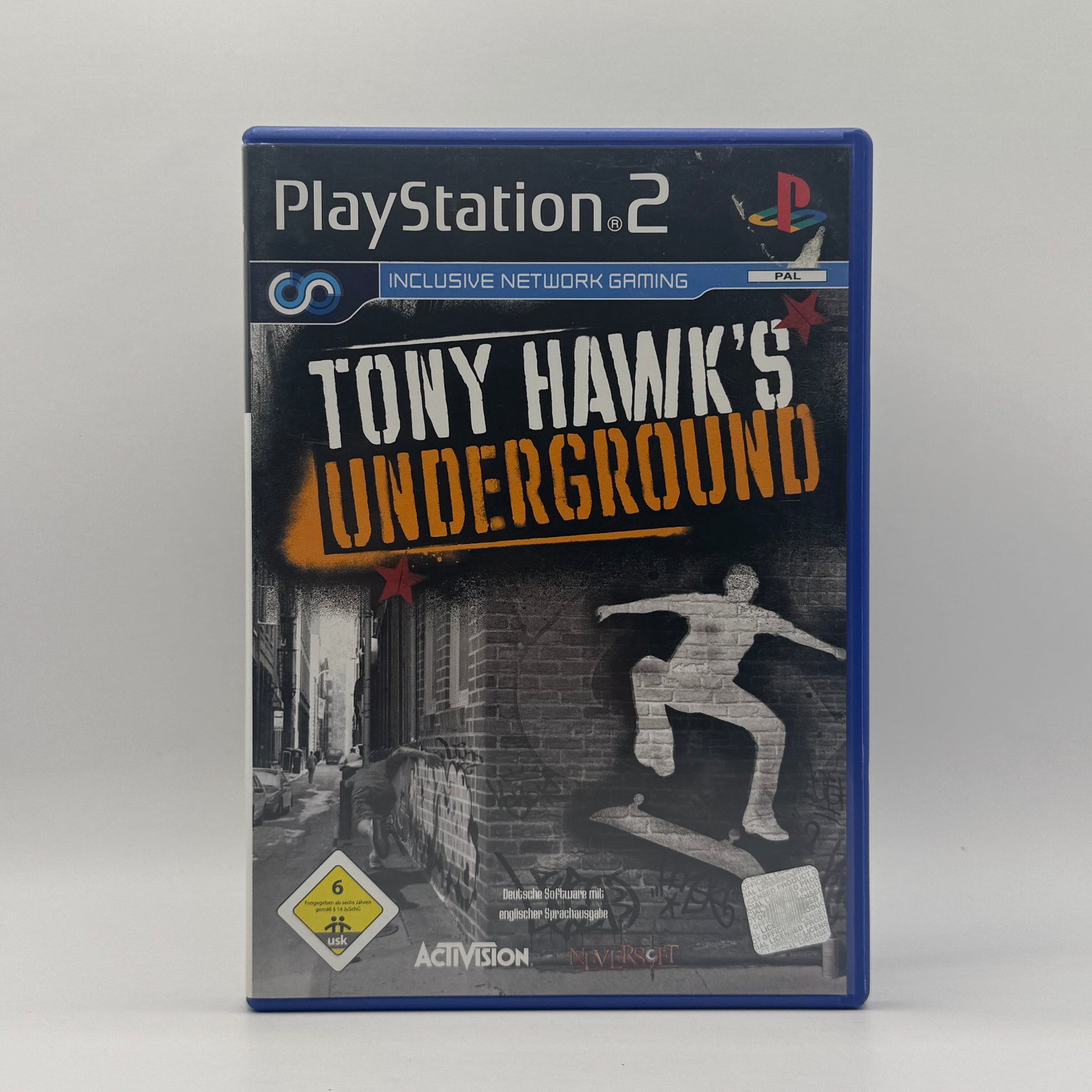 Verpackung des PS2-Spiels Tony Hawk’s Underground, ein Skateboard-Actionspiel, in dem Spieler eigene Skater erstellen, Tricks ausführen und eine Story-Kampagne in verschiedenen Städten durchlaufen.