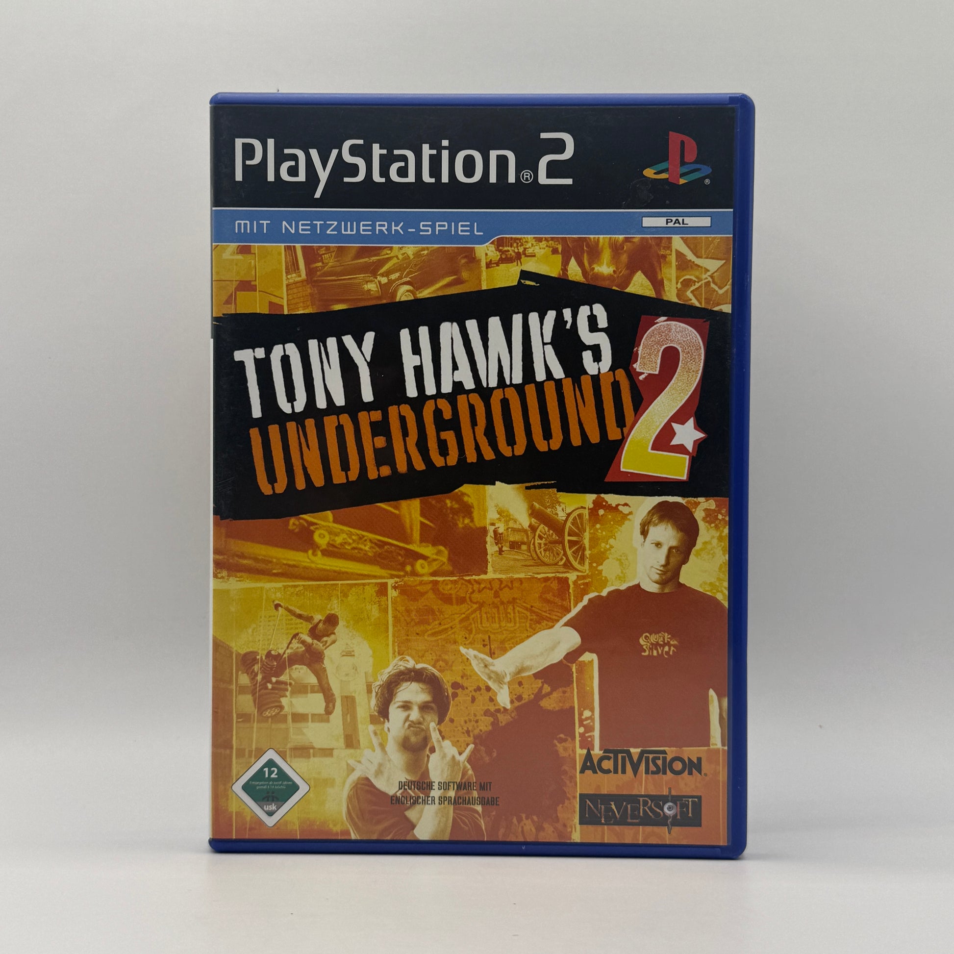 Verpackung des PS2-Spiels Tony Hawk’s Underground 2, ein Skateboard-Actionspiel mit Story-Modus und klassischem Arcade-Gameplay, in dem Spieler Tricks ausführen und weltweit verschiedene Level besuchen.