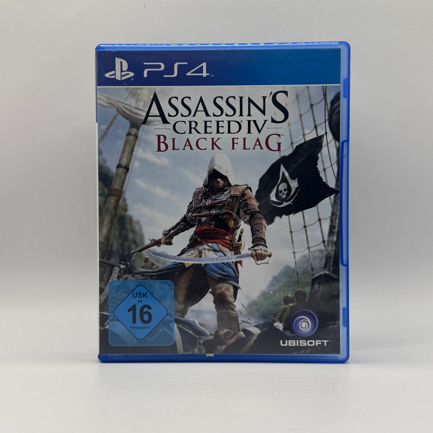 Verpackung des PS4-Spiels Assassin’s Creed IV: Black Flag, ein Action-Adventure, in dem Spieler als Pirat Edward Kenway die Karibik erkunden, Schiffe erobern und Missionen erfüllen.