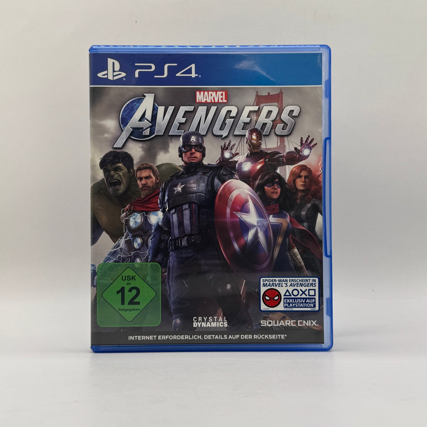 Verpackung des PS4-Spiels Marvel’s Avengers, ein Action-Adventure, in dem Spieler als verschiedene Avengers-Helden spielen, Missionen absolvieren und kooperative Kämpfe gegen Gegner bestreiten.