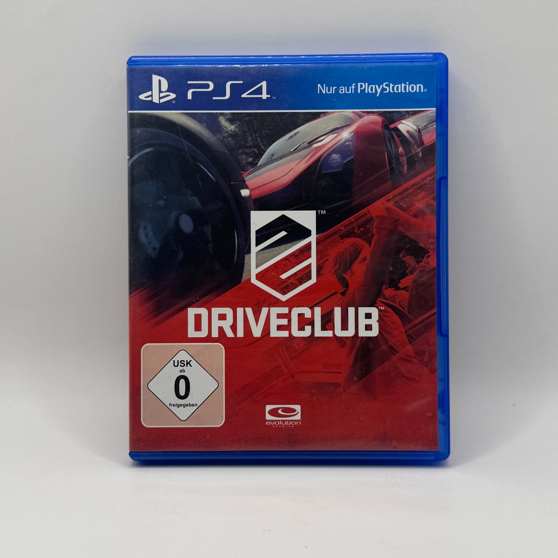 Verpackung des PS4-Spiels Driveclub, ein Rennspiel, in dem Spieler hochwertige Sportwagen steuern, Rennen fahren und im Team- oder Online-Modus gegeneinander antreten.